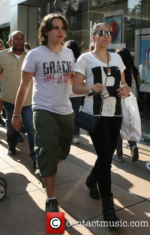 Vídeo Prince passeia com a namorada (01/06) Prince, Paris e Bigi Brasil