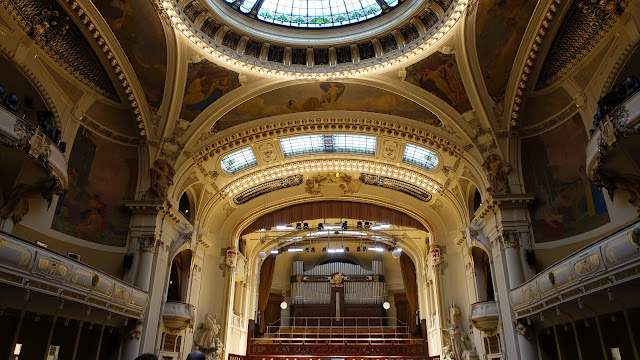 舞台上方是管風琴，懸在上面那個金色的頭像，就是近代捷克音樂之父史麥塔納