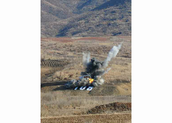 النشاطات العسكريه للزعيم الكوري الشمالي كيم جونغ اون .......متجدد  - صفحة 2 Kim%2BJong-un%2Bvisits%2Bthe%2BDPRK%2Barmy%2Btank%2Bdrills%2B11