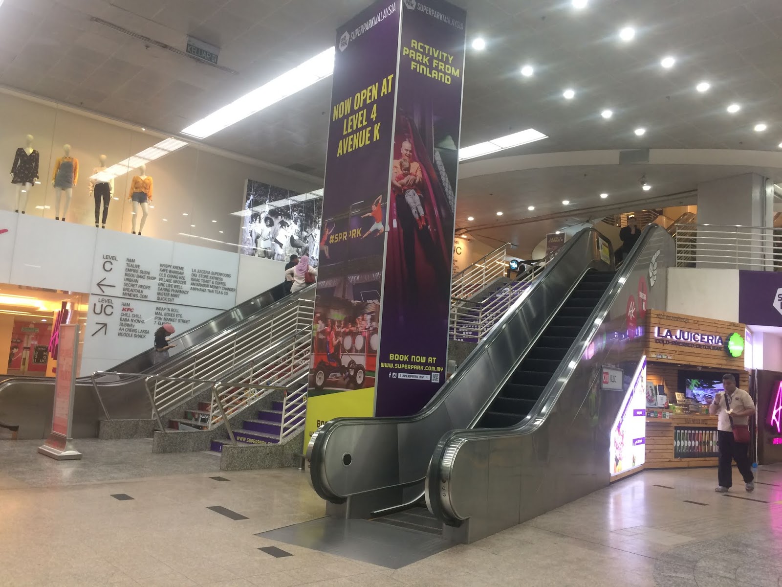 Kuala Lumpur Walk Pics  Kuala Lumpur LRT KLCC Station