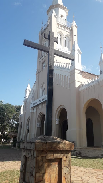 Foto de la cruz que se encuentra frente a la iglesia de aregua -TU ESENCIA VIAJERA