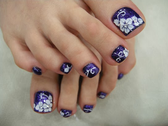toe nail art with rhinestones