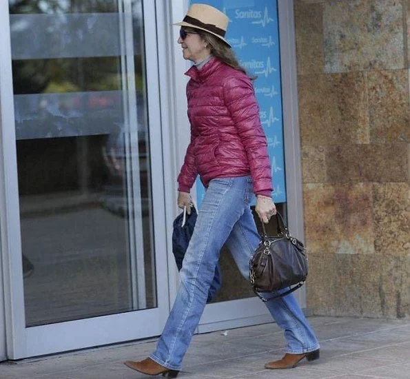 King Felipe, Queen Letizia, former Queen Sofia, Princess Leonor, Infanta Sofia and Infanta Elena