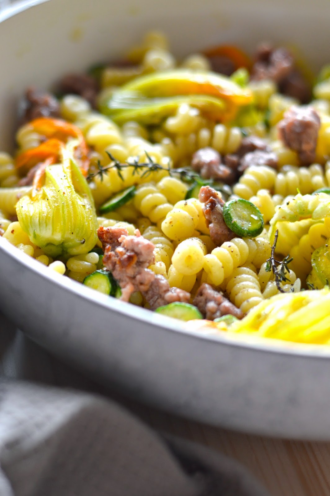 fusilli con fiori di zucca e salsiccia croccante