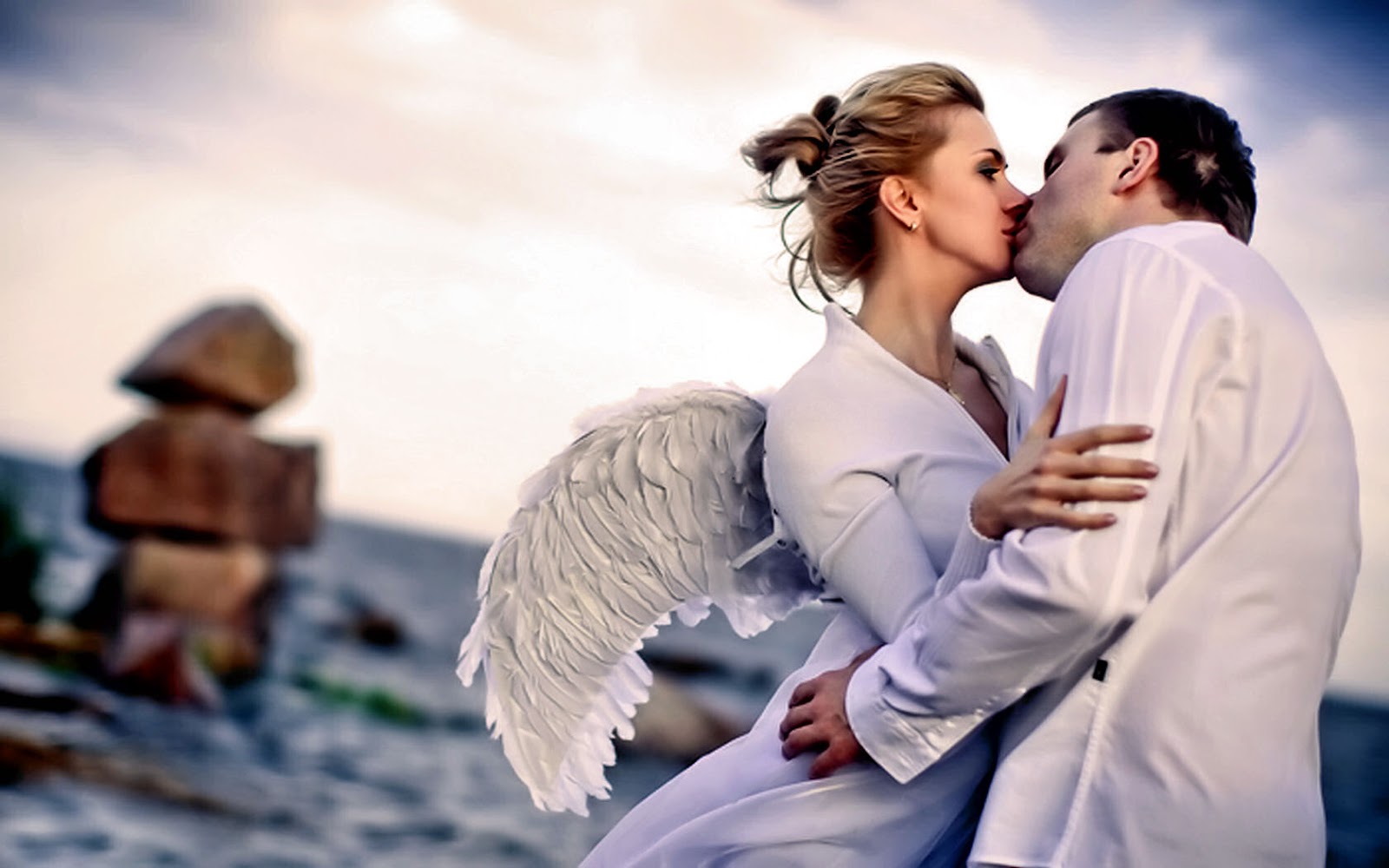 Angel wife. Ангел любви. Влюбленные ангелы. Объятия ангела. Ангел фото.