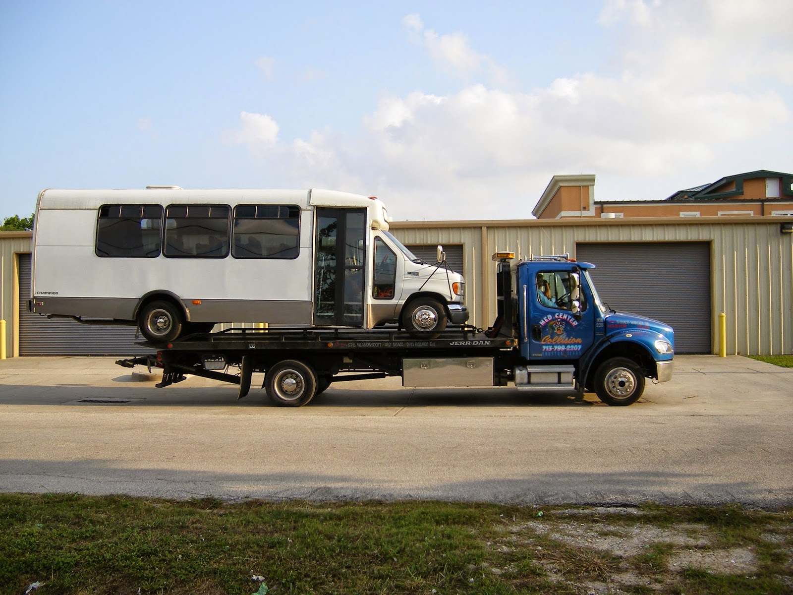 18 Wheeler Small Car limo Flatbed Towing Houston,7135542111