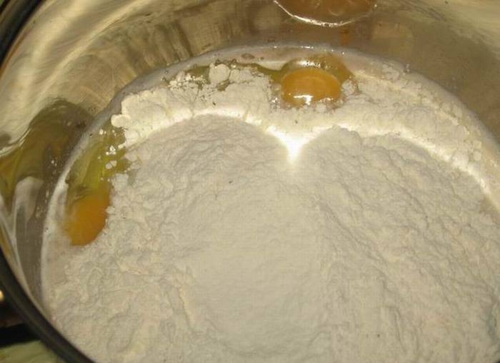 Что добавить в тесто чтоб было. Консистенция дрожжевого теста. Дрожжевое тесто. Дрожжевое безопарное тесто. Сдобное тесто для пирогов.