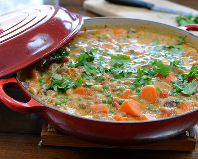 Cashew Chicken Curry, another one-pot supper ♥ KitchenParade.com. Weeknight Easy, Weekend Special. Weight Watchers Friendly. Gluten Free. High Protein. Great for Meal Prep.