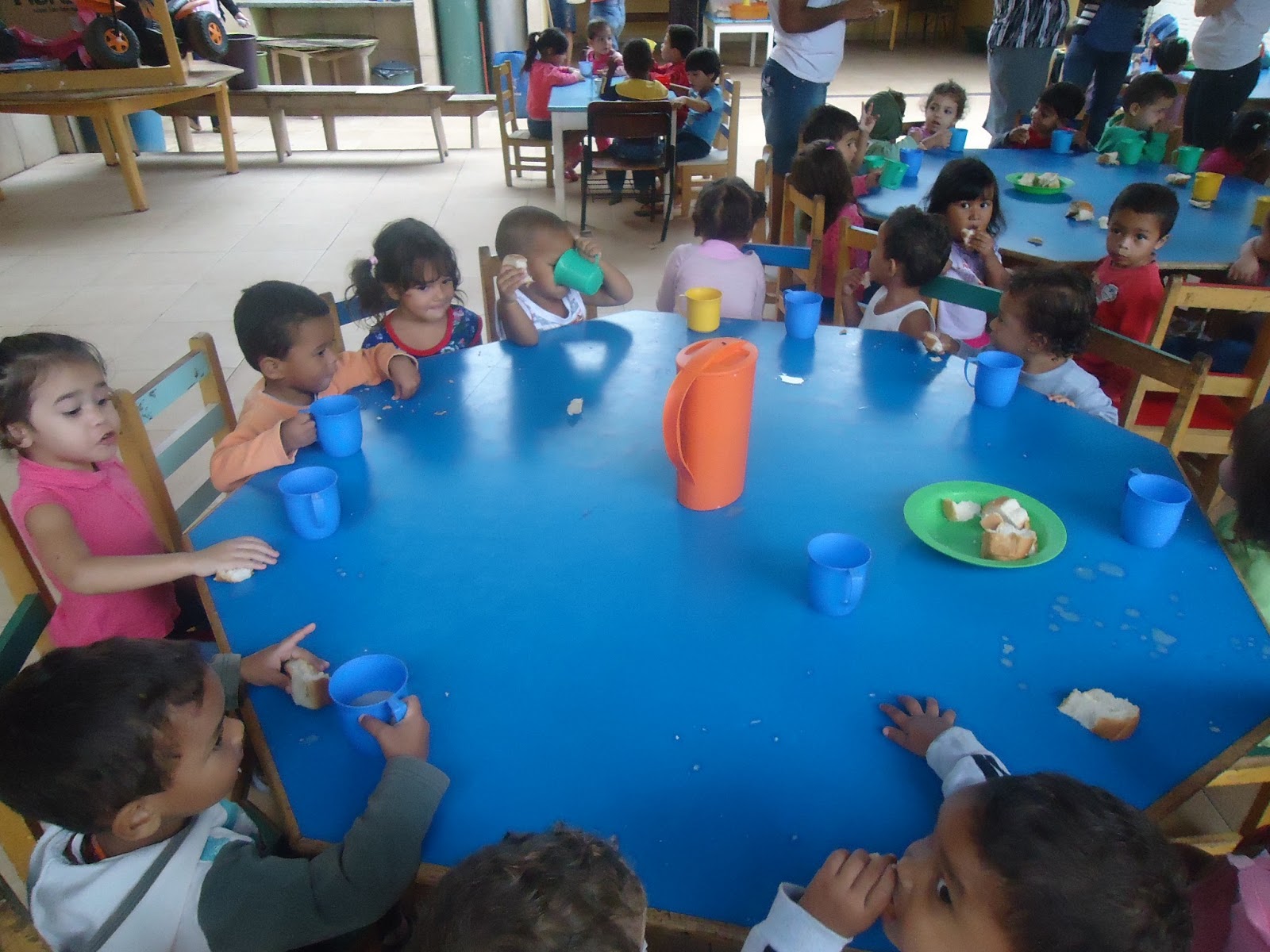 UMEI Casa da Criança CRIANÇAS TOMANDO CAFÉ DA MANHÃ