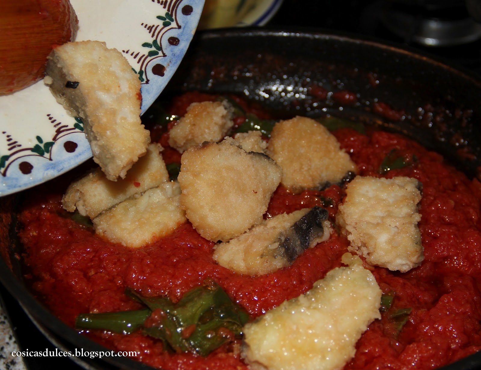 Bacalao frito con tomate y pimientos Cosicas dulces...y alguna salada