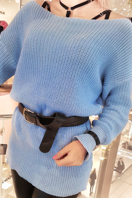 Błękitny oversizowy sweter, winylowe spodnie, lateksowe legginsy