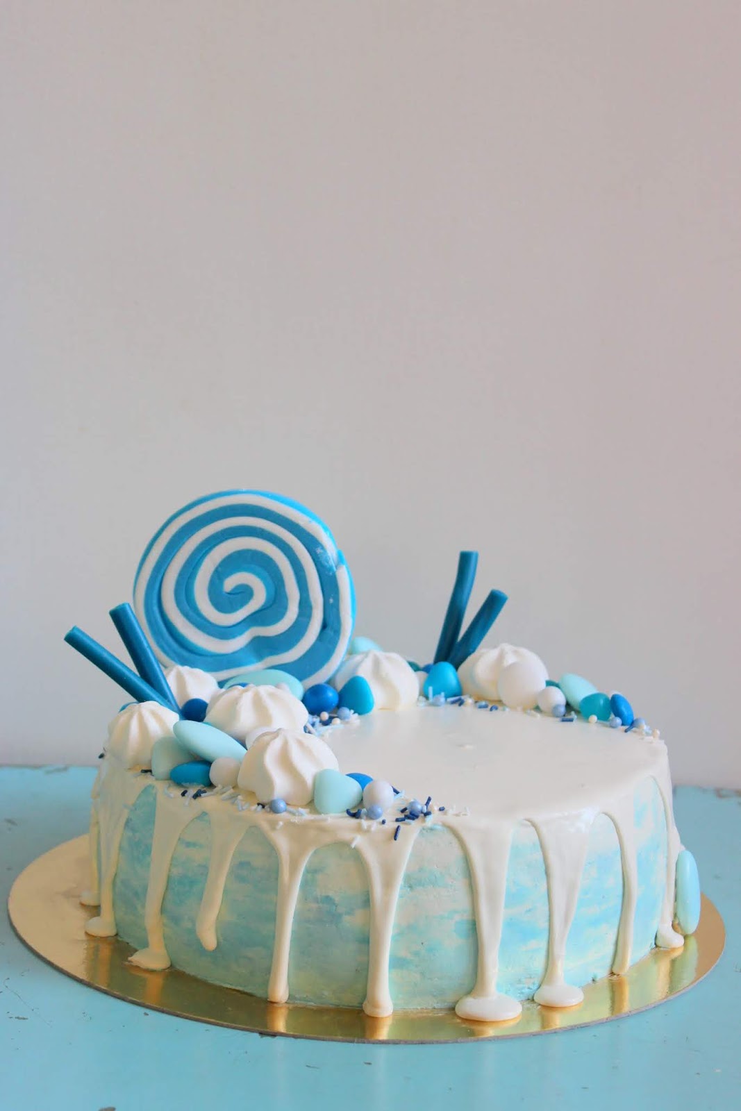 Taikinainen Valkosuklaa drip cake vauvakutsuille