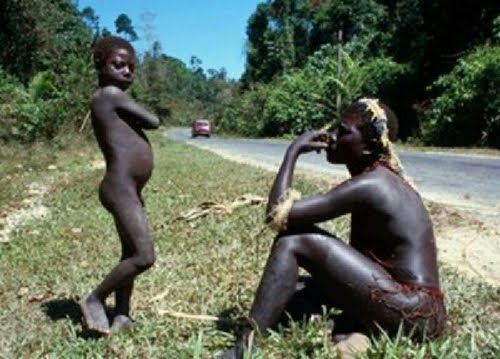 Astaga !! Datangkan Bencana Suku Di Afrika Ini Rela Memakai Bulu Selama Hidupnya Astaga !! Datangkan Bencana Suku Di Afrika Ini Rela Memakai Bulu Selama Hidupnya