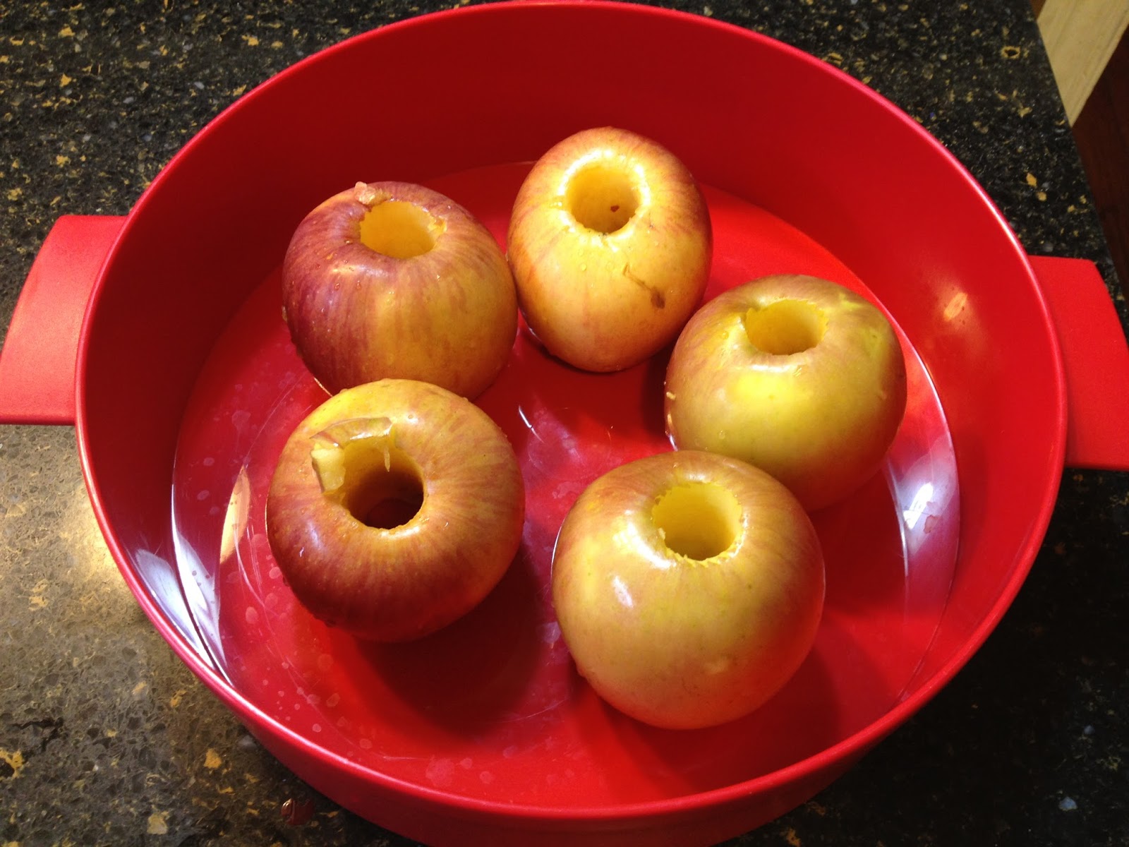 Сколько запекаются яблоки. Печеные яблоки. Печёные яблоки в микроволновке. Яблоки запеченные в духовке с сахаром. Яблоки в микроволновке.