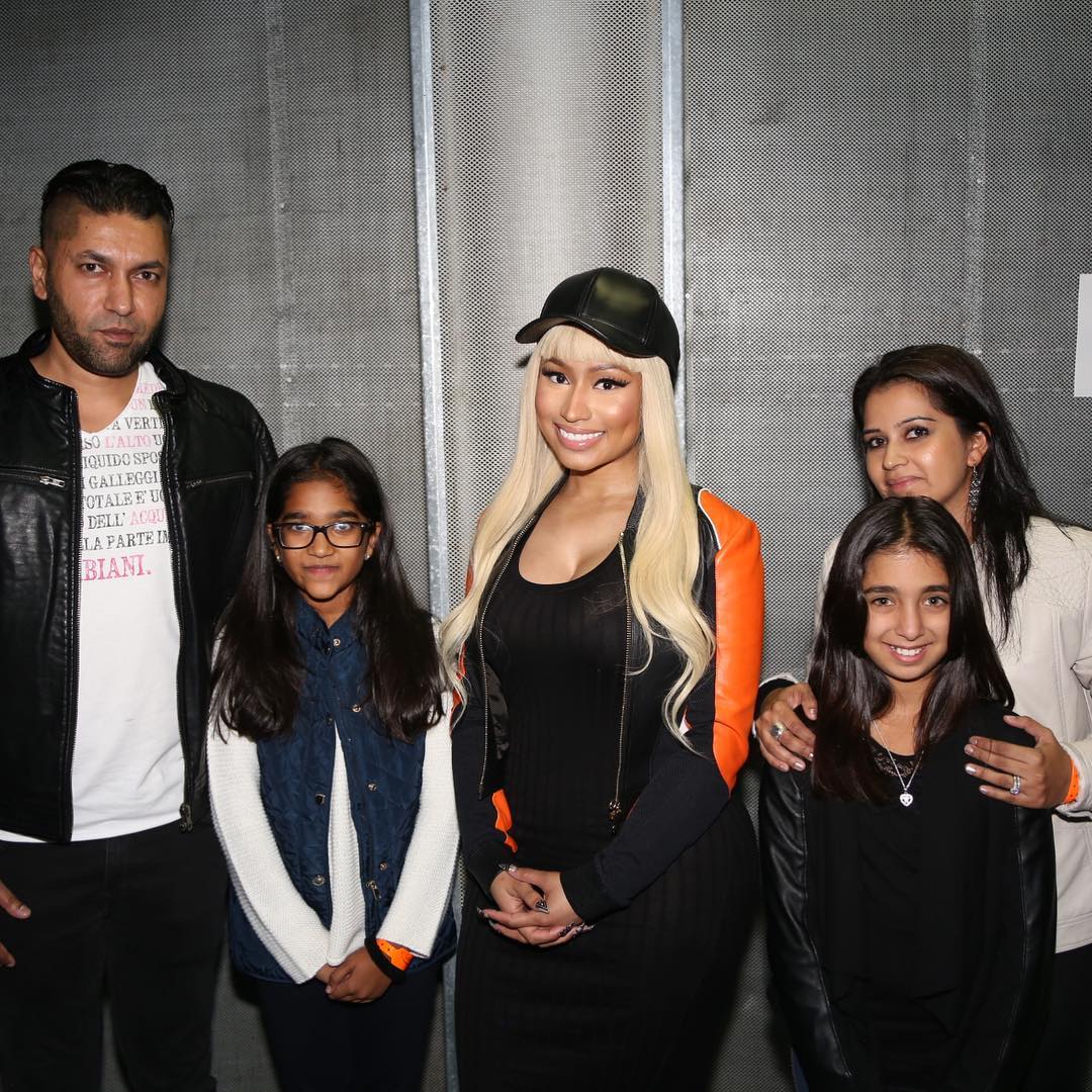 Nicki Minaj Pictures with her fans on The Pinkprint Tour to