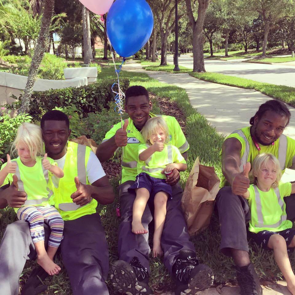 16 Pictures Of Children Restored Our Faith In Humanity - These 2-year-old triplets, Heaton, Holden, and Wilder, became friends with their garbage collectors.