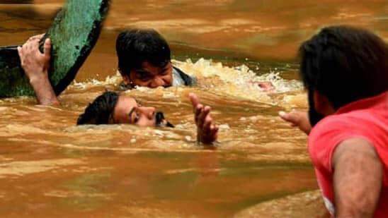 Kerala Flood Heroes - Hands those pulled people back to life!|Pixelshots