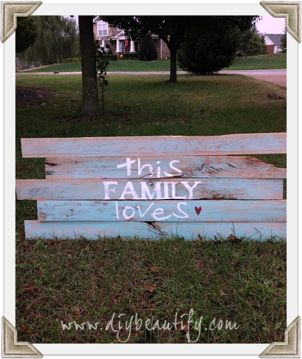Learn how to create a rustic sign from pallet wood and add a personal phrase to give it meaning! Find the details at DIY beautify
