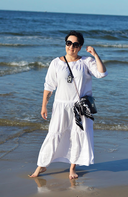 biała sukienka maxi, sukienka reserved, stylizacja nad morze 