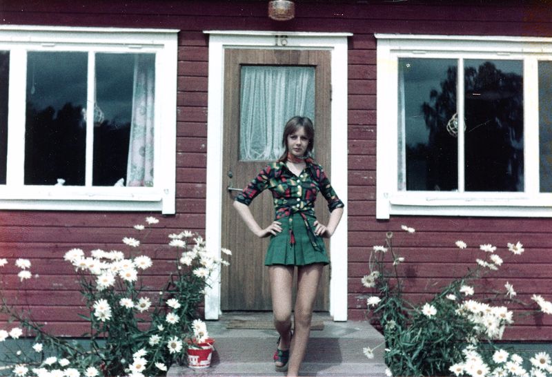 24 Color Snapshots Of Women Posing With Flowers In The 1960s ~ Vintage Everyday