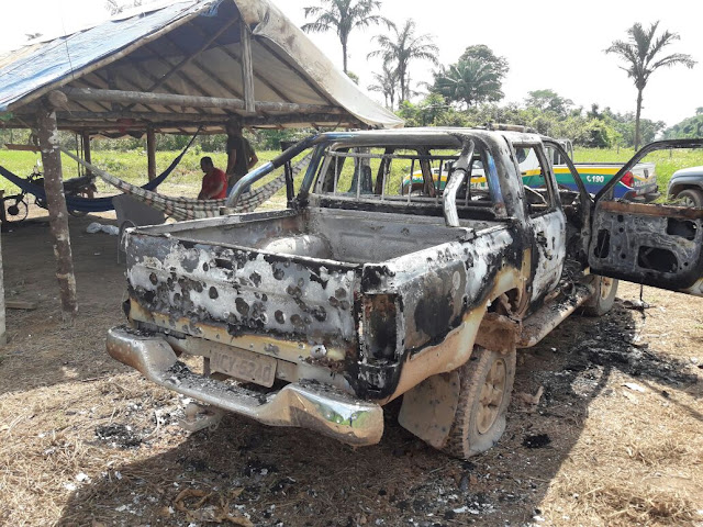 Na bala! Disputa por terras termina com homem morto dentro de saco e camionete incendiada e cravada de balas! Na bala! Disputa por terras termina com homem morto dentro de saco e camionete incendiada e cravada de balas!