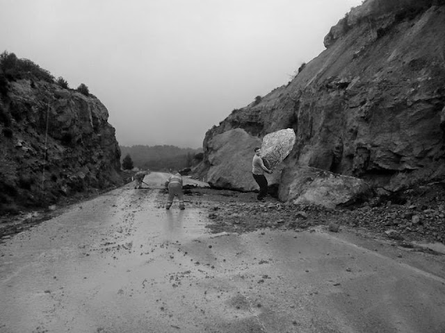Peligro desprendimientos por lluvias, Moncho, piedra, tráfico