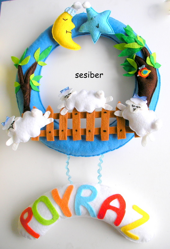 <em>Sesiber</em> Poyraz Bebek İçin Kuzulu Kapı Süsü ve Aplike Seti