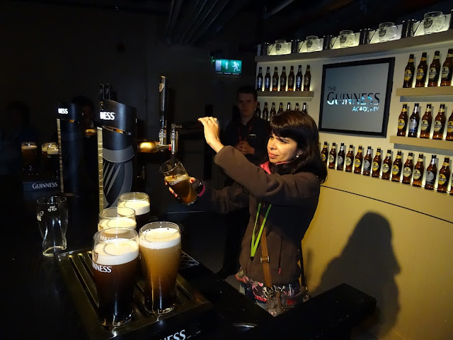 mulher tirando cerveja