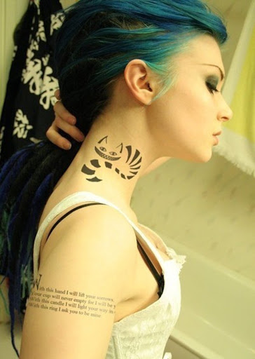 Gato de desenho de tatuagem para as mulheres