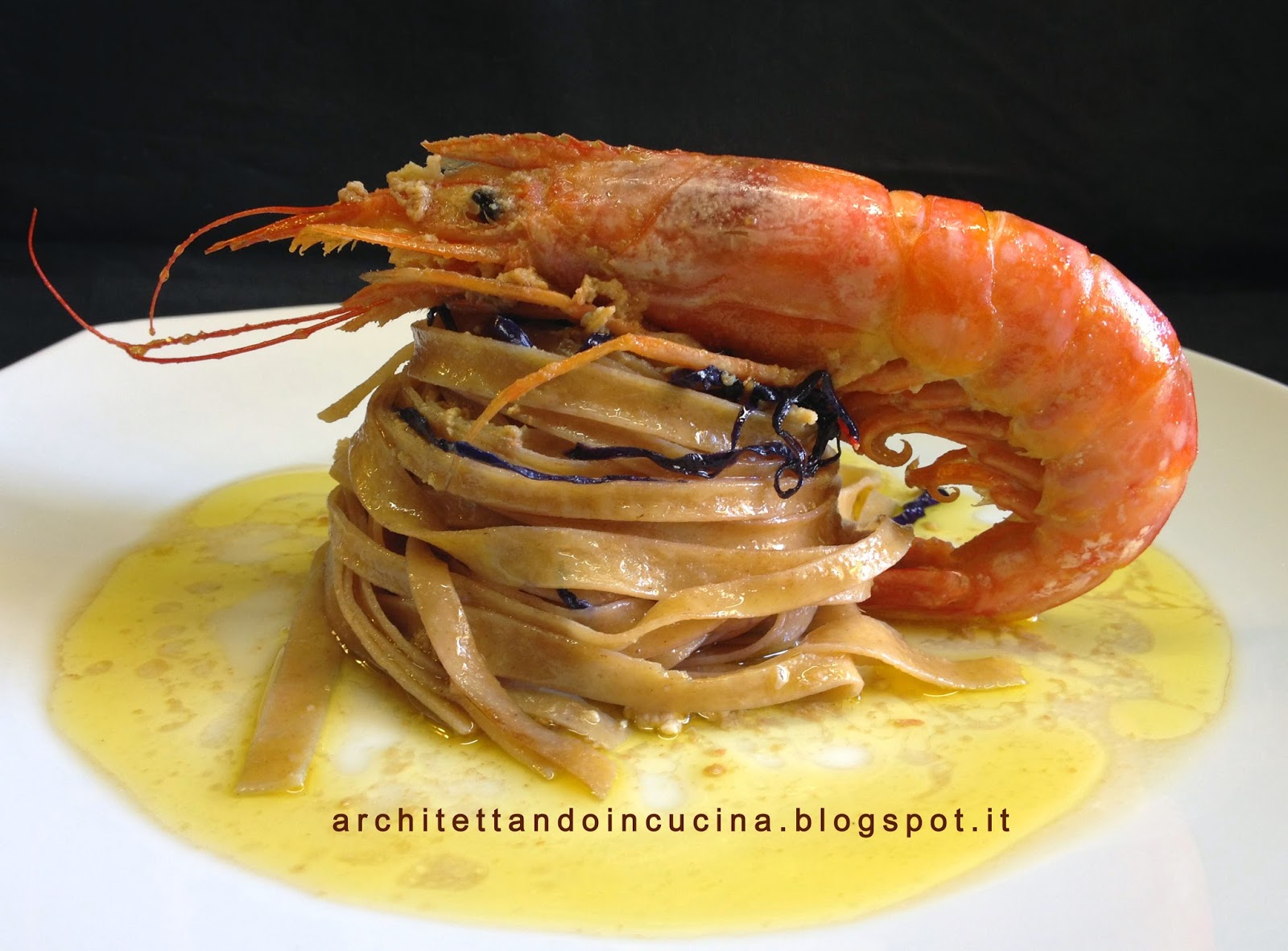 fettuccine al farro con cavolo rosso e gamberoni