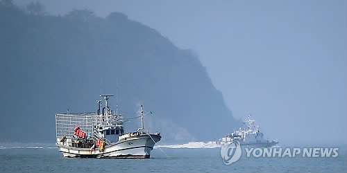 Barcos en el lugar donde se hundió el ferri surcoreano Sewol