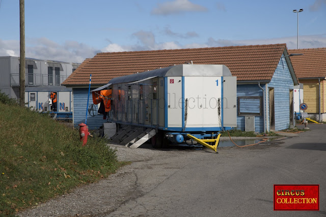 Des wagons en gare de Bulle à la place du Russalet, installation des roulottes. ( Bulle le 24 septembre 2018 ).  photo Philippe Ros