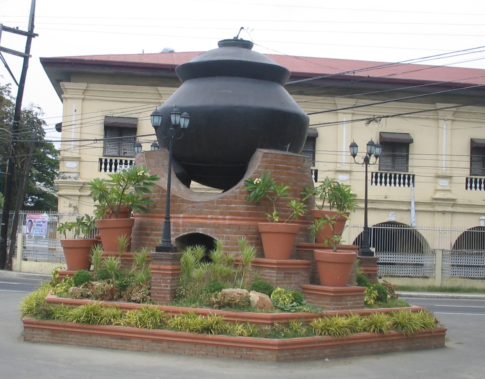 Discover the world with Kanuto DINAMILI (pottery of San Nicolas Ilocos