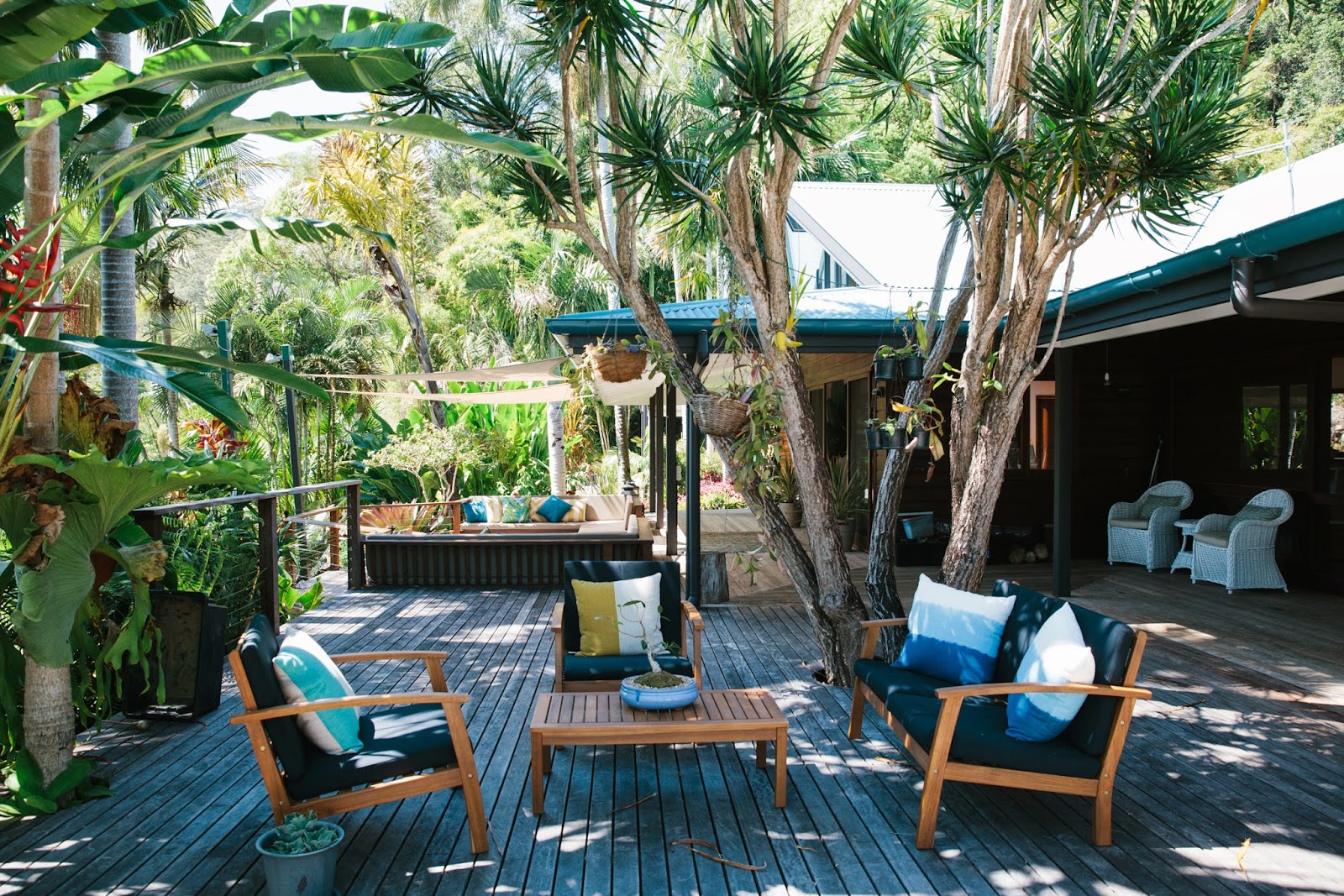 зимний сад в доме. комнатный зимний сад фонтанчик водопад. композиции из комнатных растений. оазис в доме. фитодизайн рутарий.