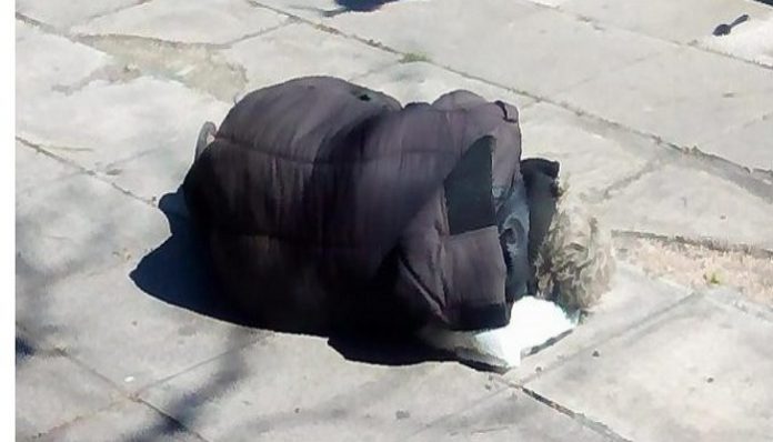 Αθήνα 15 Μαρτίου 2018 μεσημέρι, μία γυναίκα κείτεται ημιλιπόθυμη στο δρόμο