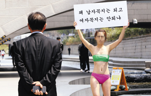Chica coreana en topless en el centro de Seúl