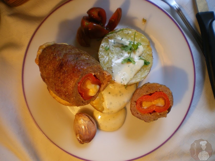 "Ovillo" de carne relleno de pimiento con queso