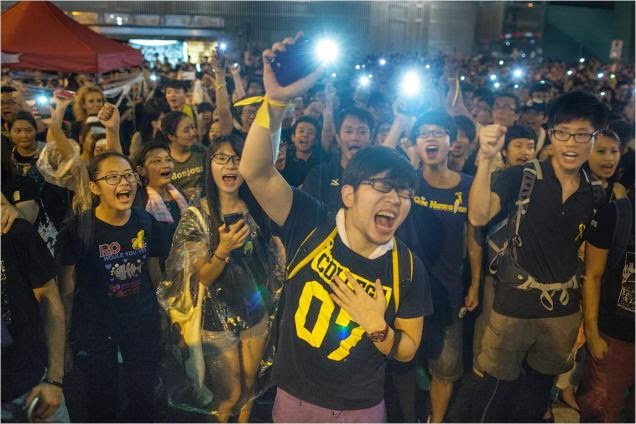 "La luz de los móviles" nueva protesta en Hong Kong