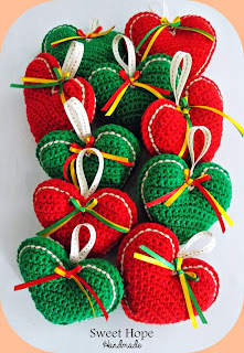 Foto de Corazones rojos y verdes tejidos en crochet