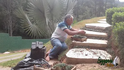 Bizzarri fazendo a execução de uma escada de pedra com junta de grama preta, sendo escada com pedra cacão de São Tomé em casa na Cantareira. 10 de fevereiro de 2017.