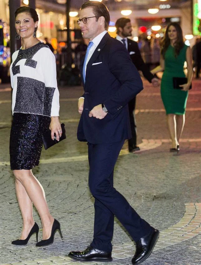 Carl Gustaf , la Reine Silvia , la Princesse Victoria , le Prince Daniel , le Prince Carl-Philip et Sofia Hellqvist ont assisté à un concert pour cloturer la journée de l'Ouverture du Riksdag , le Parlement suédois.  Victoria portait un haut By Malene Birger et Sofia portait une robe Roland Mouret.