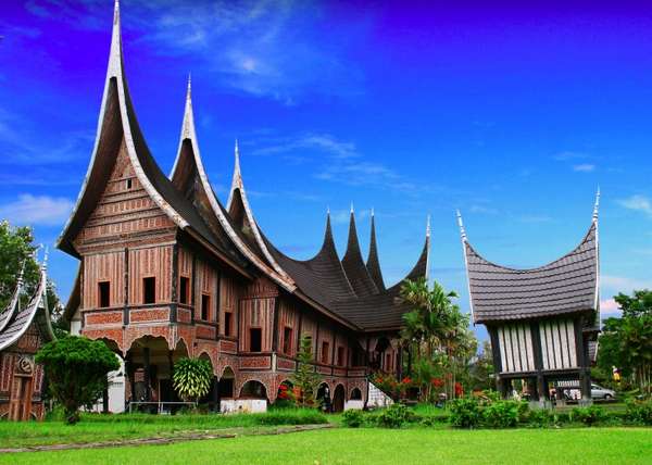 Rumah Gadang, Rumah Adat Sumatera Barat - TradisiKita 