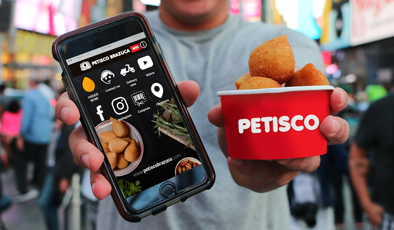 Brasileiros criam primeiro aplicativo de delivery de coxinhas em New York Brasileiros criam primeiro aplicativo de delivery de coxinhas em New York