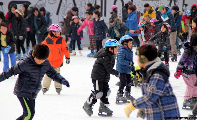 Niños patinando sobre hielo en la Plaza de Seúl