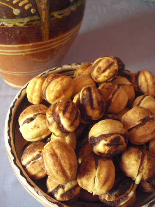 Nuci umplute cu crema din biscuiti