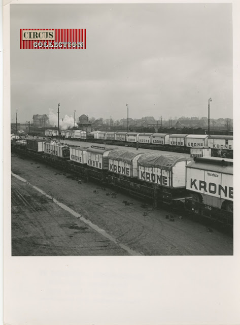 les roulottes du cirque Krone alignée sur les wagons de chemin de fer qui composent les deux trains du cirque
