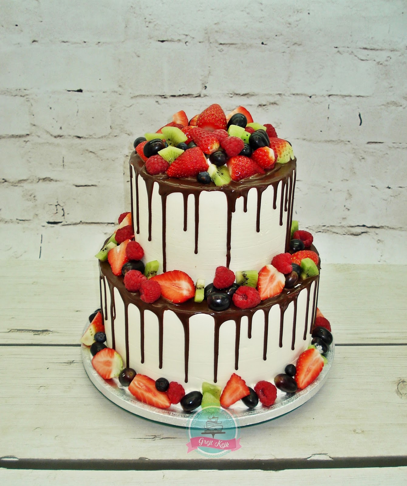 Grejt Kejk Studio Tortów Niezwykłych Żyrardów Drip cake z owocami.