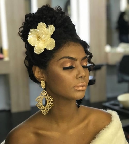 Penteado de festa para cabelos cacheados e crespos 2023 - Madrinhas de  Casamento