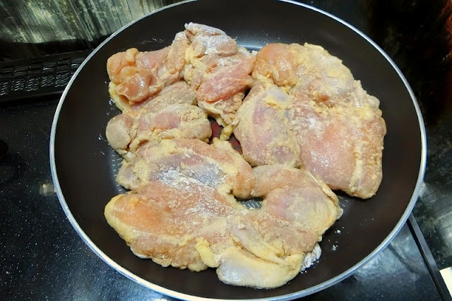 鶏肉に片栗粉をまぶしてフライパンで強火で焼く