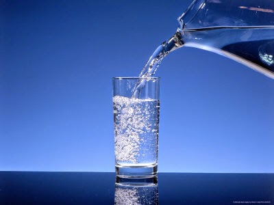 2. Minum air yang cukup dapat menunda penuaan dini